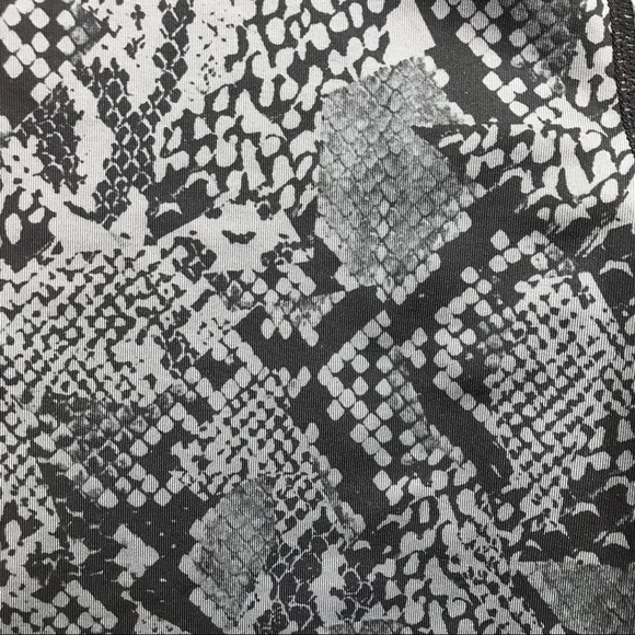 Nike Pro Gray Snakeskin Capris Leggings, EUC, M - Picture 11 of 15